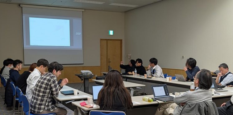 画像：中間報告をする若手研究者