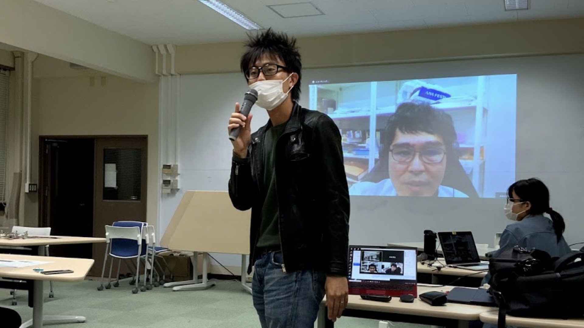 説明会最後の質問タイムで学生に回答するKEK大谷さん
