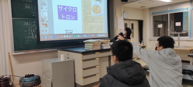 理研・高梨さんの話のあと、サイクロトロン加速器に関してたくさんの質問が飛び交いました