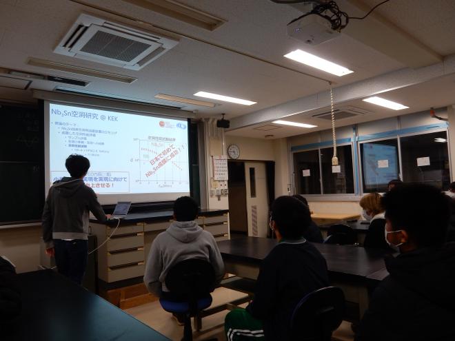 高橋さんが Nb3Sn を使った超伝導加速空洞技術を紹介。日本ではじめて成膜に成功した話をしてもらいました