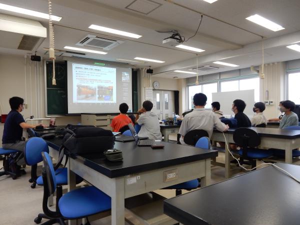 小山高専で総研大の阿部さんによるセミナーおよび長野高専とのオンライン交流会を行いました