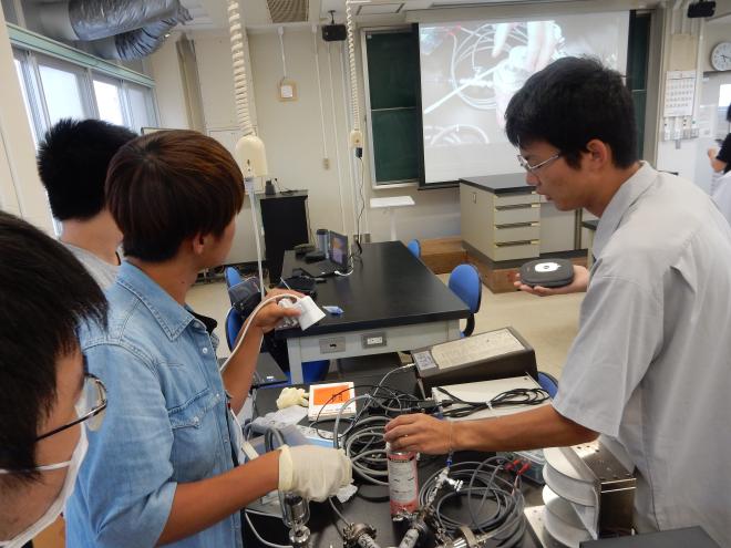 小山高専メンバーが実際に加速器を動かしながら調整方法などを説明しました