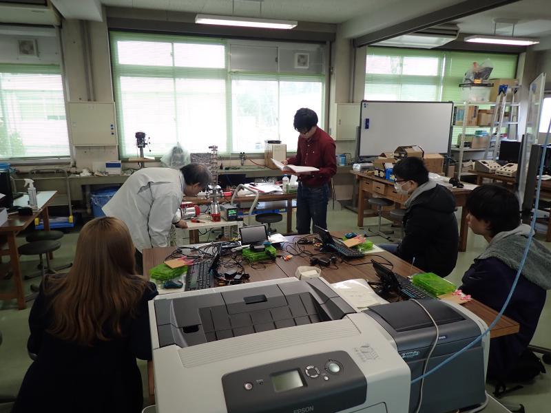 津山高専の佐々井先生と授業で加速器設計・製作を進める学生さんと真空ポンプの動作確認を行いました