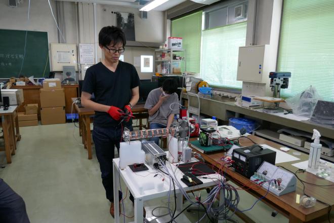 製作中の静電加速器の高圧配線を確認