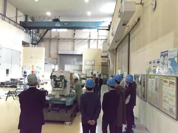 香川高専生が住友重機械工業新居浜工場の加速器製作・試験現場を見学しました