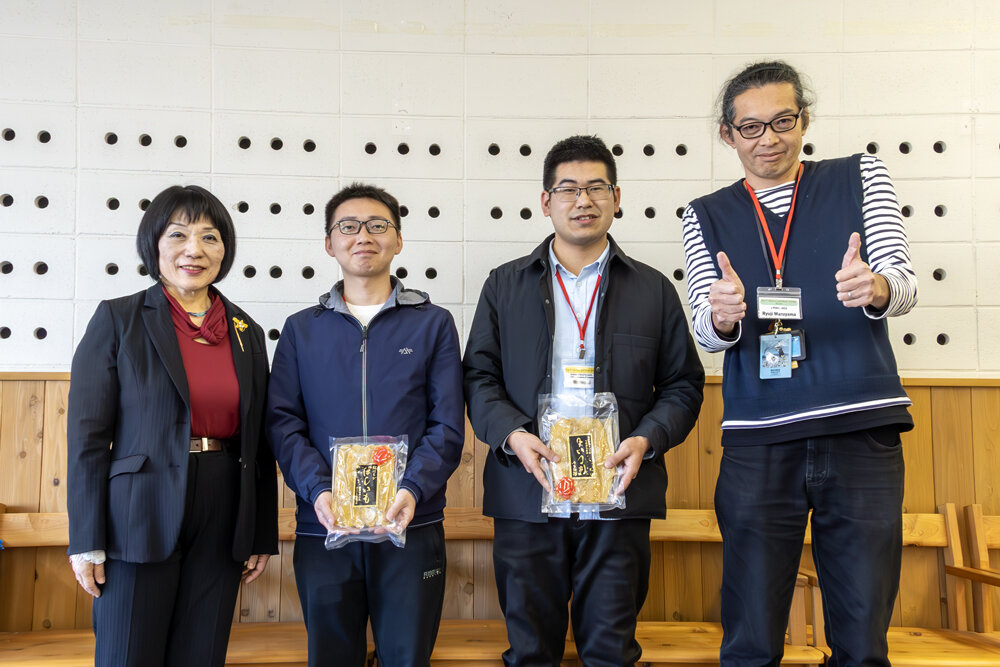 左から日本中性子科学会の大竹 淑恵 会長、BL11 PLANETの参加者2人、NMS実行委員長の丸山 龍治 実行委員長