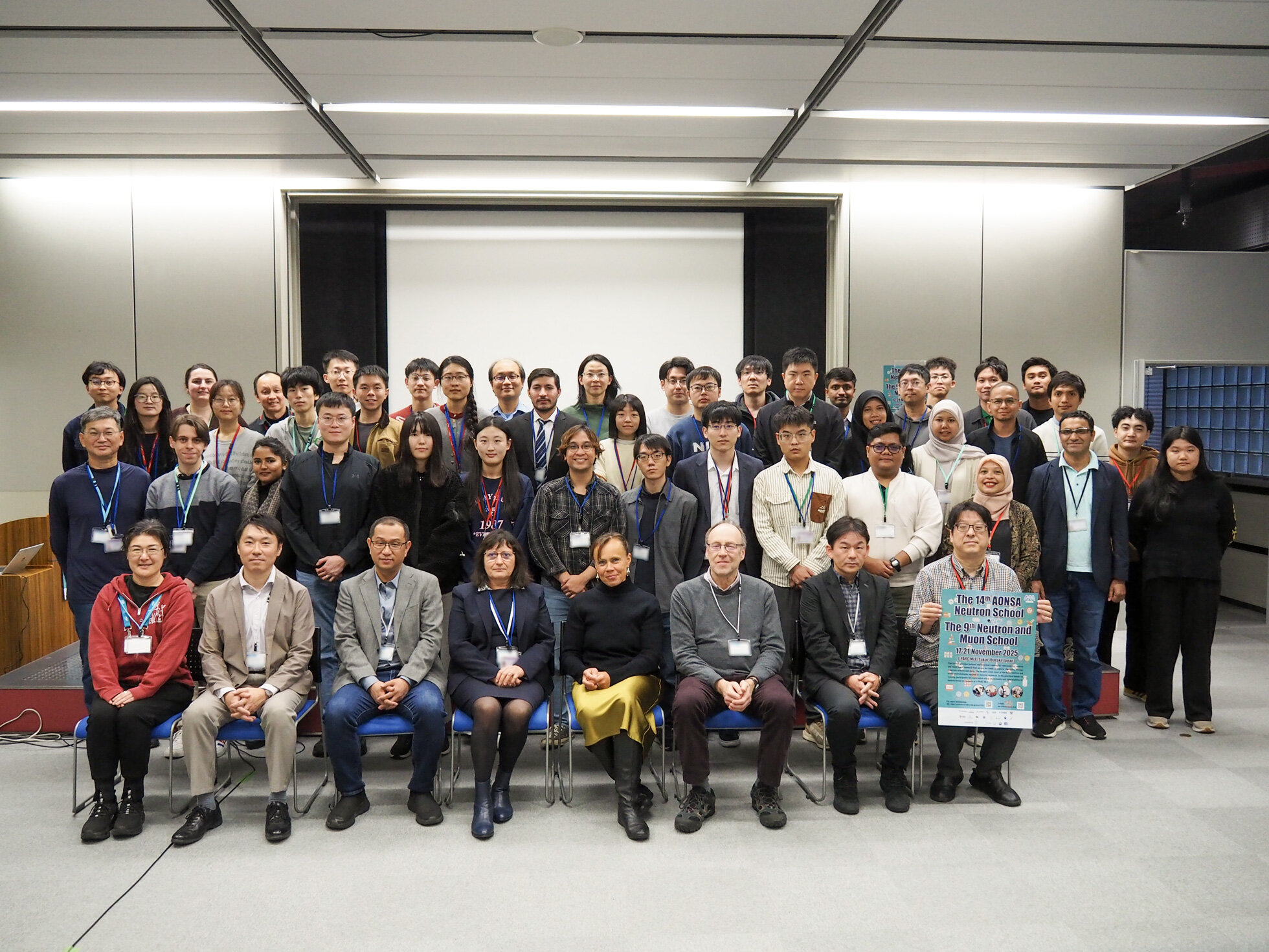 スクールの集合写真。前列に講師、およそ50人が4列に並んでいる