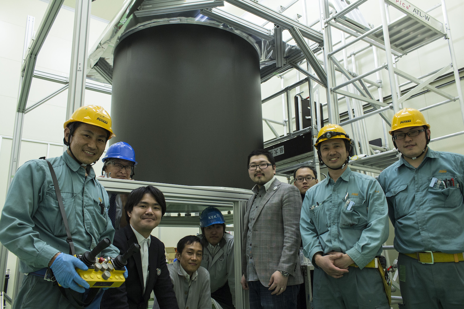 富士実験棟のクリーンルームに設置されたCOMET実験のCDC検出器と作業メンバー