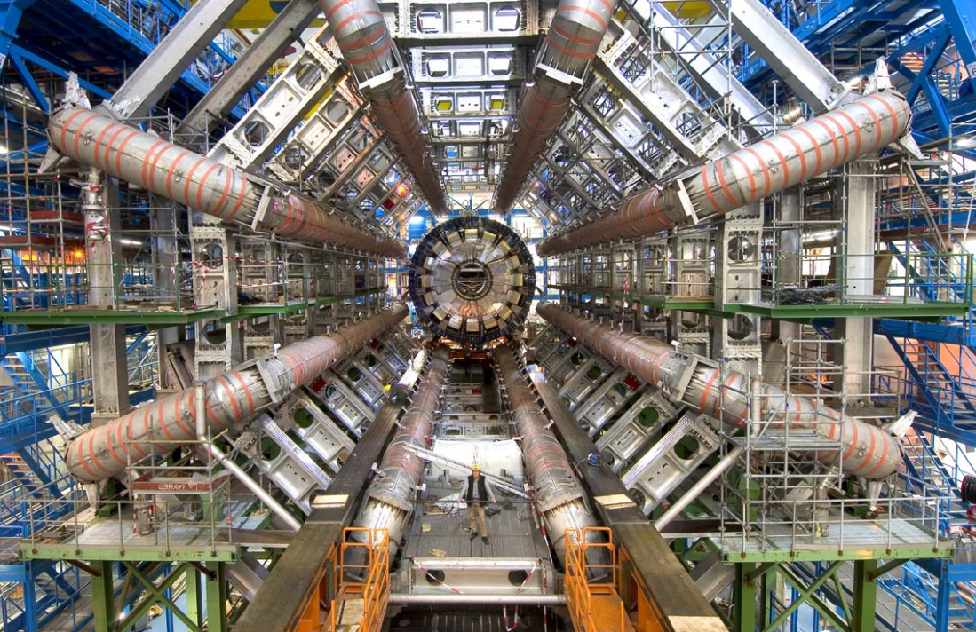 建設時のATLAS。正面の人物でその大きさが分かる／CERN