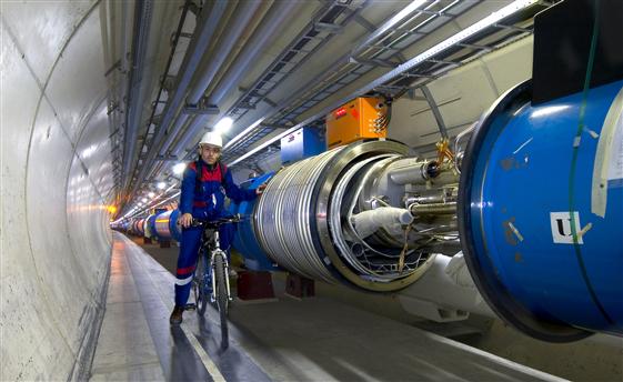 長いトンネル内に続く加速器のビームライン／CERN