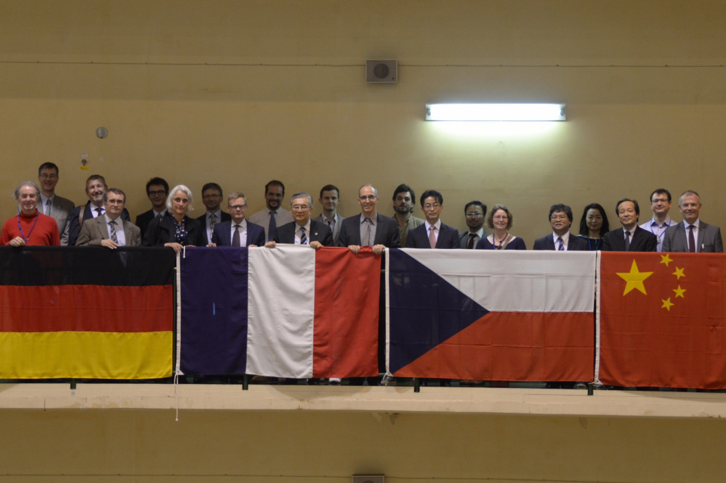 A group photo with French national flag at KEKB Tsukuba Lab.