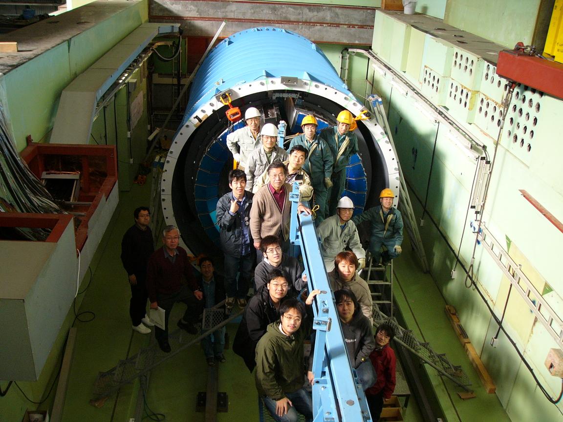 日本初の大型加速器KEK-PSを使って行われたE391a実験の参加者たち／© KEK IPNS