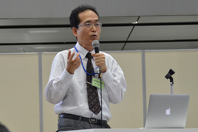 ニュートリノ実験について解説する素核研の藤井芳昭教授