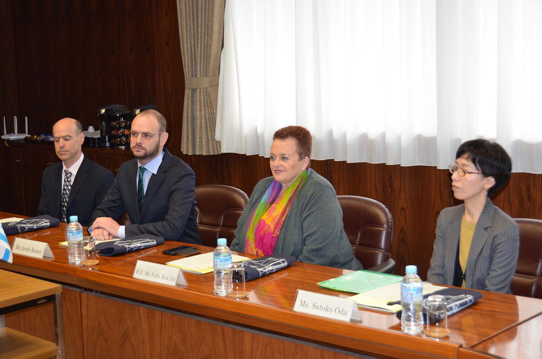 特別会議室で懇談するYaffa Ben-Ari大使(右から二番目)