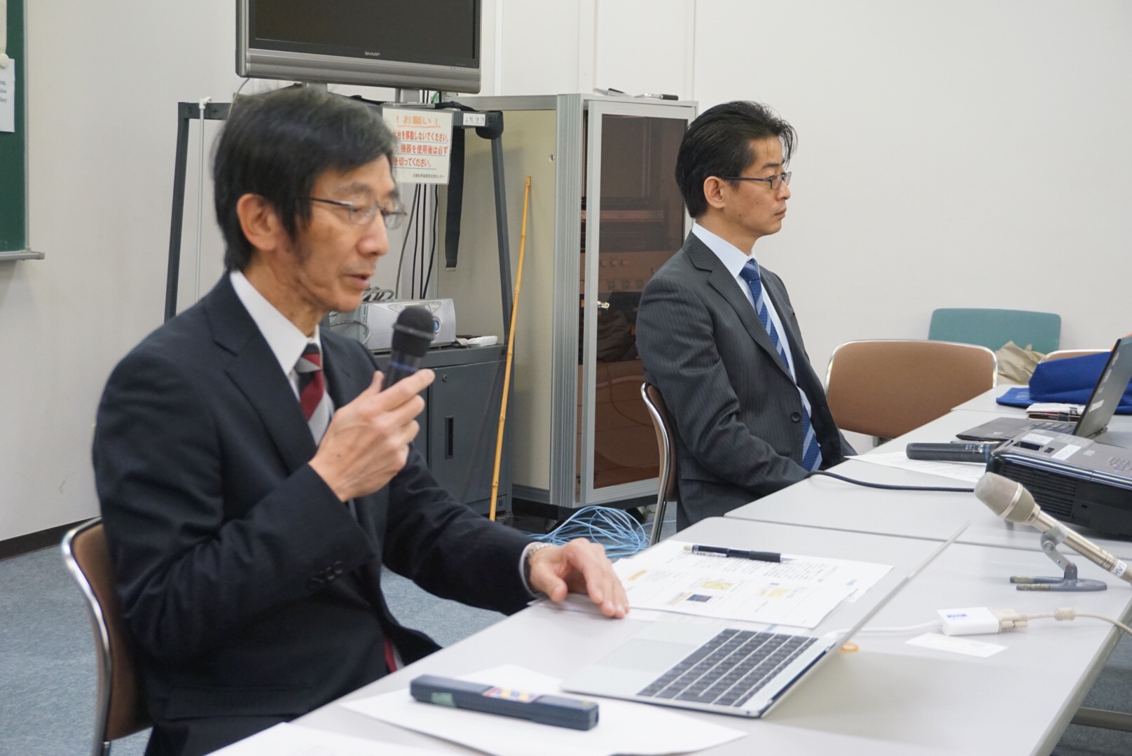 記者会見でSuperKEKB加速器とBelle II 実験について説明する赤井教授(左)と後田教授(右)