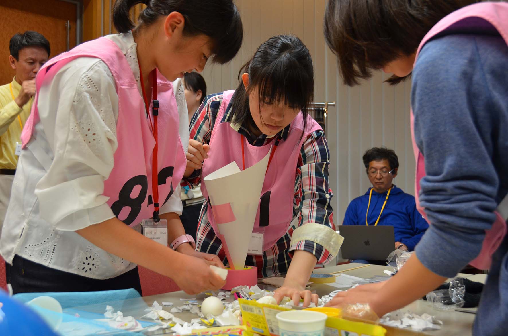 生卵を保護するため、用意された材料を工夫し、独創的な装置を作り上げる生徒たち