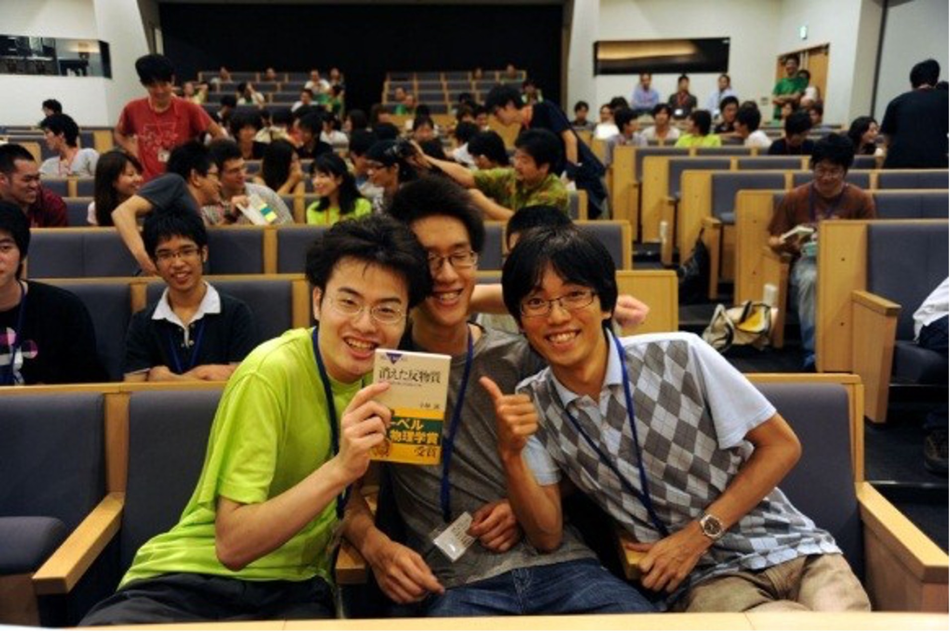 演習グループへ贈られた書籍を手にする学生たち